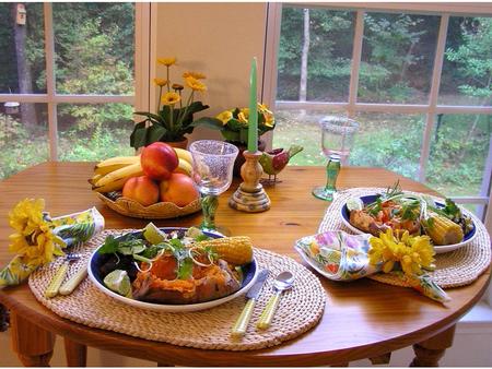 SETTING A BEAUTIFUL TABLE. SETTING A BEAUTIFUL TABLE - CREATIVITY IN THE HOME IIS IT A CHORE? - IS IT A JOY? IICREATIVITY- CREATED IN THE IMAGE OF THE.