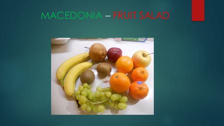 MACEDONIA – FRUIT SALAD. INGREDIENTI: 2 ARANCE 2 KIWI UN GRAPPOLO D’UVA 2 BANANE 1 PERA 2 MELE ZUCCHERO.