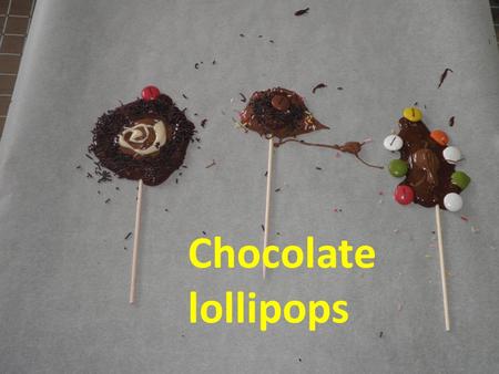 Chocolate llolipops Chocolate lollipops INGREDIENTS (8 people): 1 milk chocolate tablet TOPPING: Sunflower seeds caramel almond chips “peta zetas” Smarties.